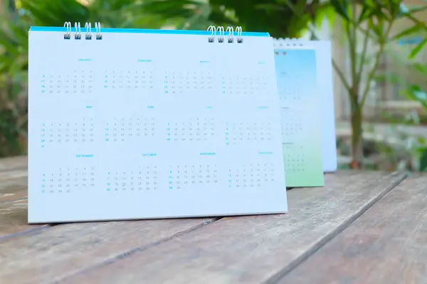 Close up kalender op houten tafel. — Stockfoto