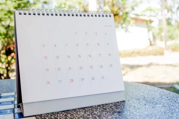 Fechar calendário 2020 em tom branco . — Fotografia de Stock