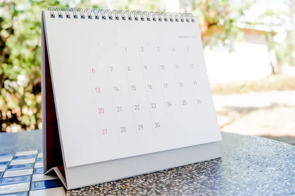 Fechar calendário 2020 em tom branco . — Fotografia de Stock