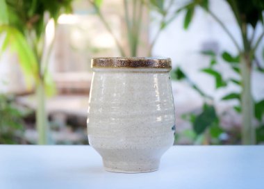 Kaliteli bardağı ahşap masaya kapat..