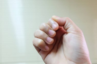 Bulanık arkaplanda eli kapat.