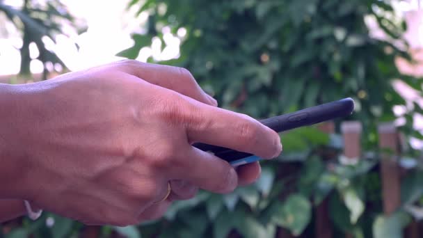 Fechar Mão Usando Lata Smartphone Jardim — Vídeo de Stock