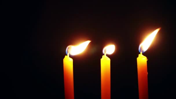 Lumière de bougie sur fond sombre .