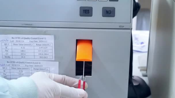 Ensaios Cientistas Perto Laboratório — Vídeo de Stock