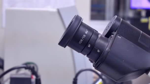 Gros Plan Scientifique Main Utilisant Microscope Optique Laboratoire — Video