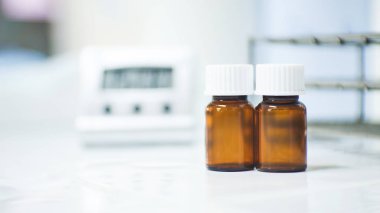 Laboratuvarda boş kahverengi şişe..