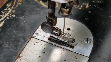 Klasik tonda eski dikiş makinesi.