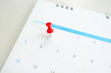 Sevgililer gününde takvim işaretlemesindeki kırmızı pimi kapat.