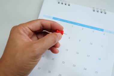 Elindeki kırmızı iğneyi kapat..