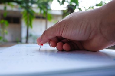 Elindeki kırmızı iğneyi kapat..