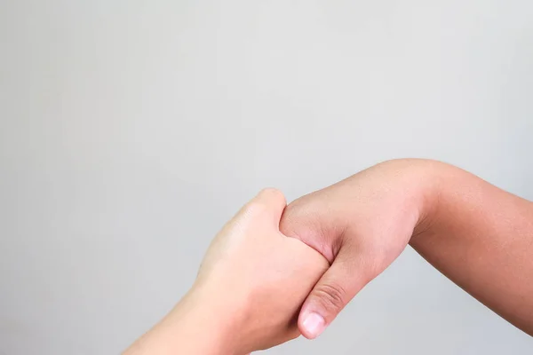 Κοντινό ζευγάρι χέρι σε γκρι φόντο. — Φωτογραφία Αρχείου