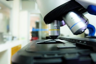 Araştırma testi için laboratuvarda mikroskop.