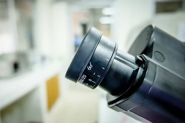 Микроскоп в лаборатории для тестирования инвестиций . — стоковое фото