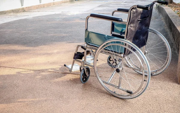 Cadeira de rodas ficar no chão no hospital . — Fotografia de Stock