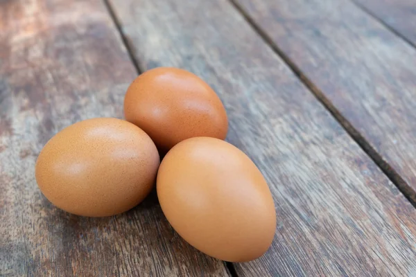 Huevos en textura de madera para cocinar . —  Fotos de Stock