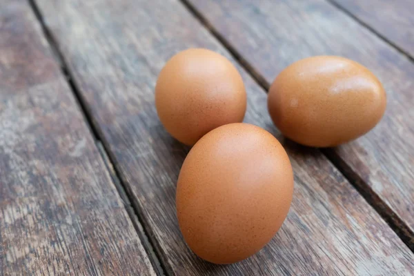 Huevos en textura de madera para cocinar . —  Fotos de Stock