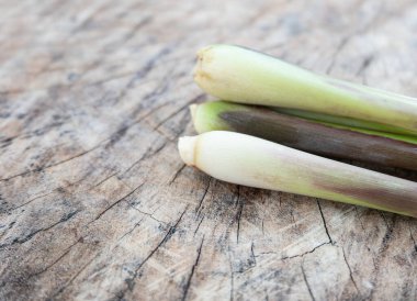 Kesme tahtasında taze yeşil limon otu.