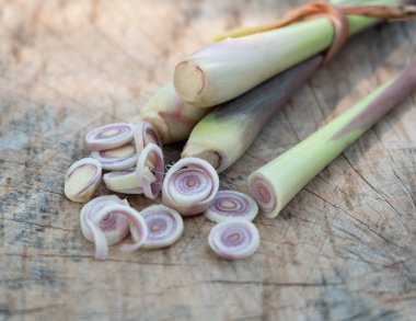 Kesme tahtasında taze yeşil limon otu.