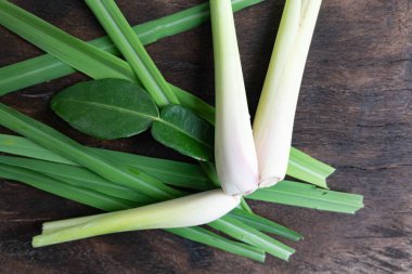 Koyu yeşil limon çimenleri kesme tahtasında.