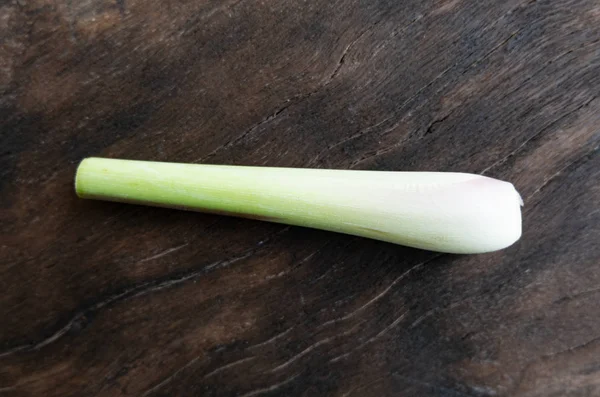 Świeża zielona trawa cytrynowa na ciemnej desce do krojenia. — Zdjęcie stockowe