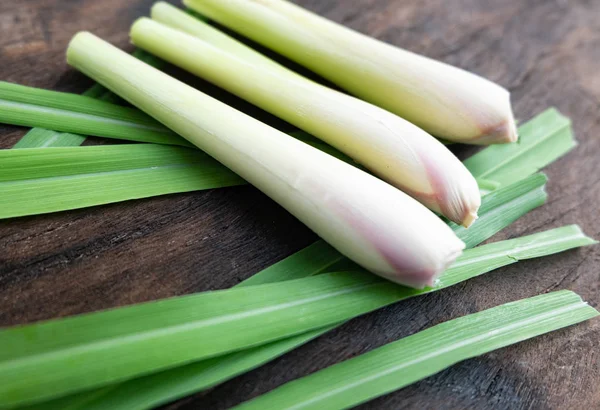 Citronella verde fresco sul tagliere scuro . — Foto Stock