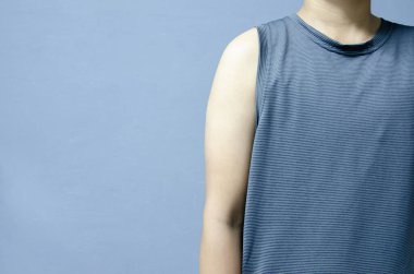 İnsanlar gri arka planda duruyor.