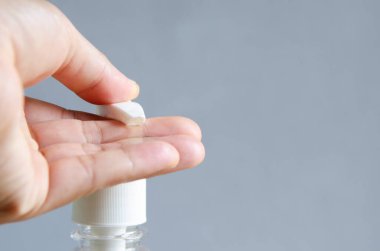 El alkol jeli, anti bakteri ve virüs kullanıyor..