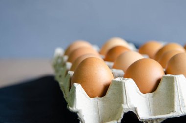 Grup yumurtalarını kutuya koy..