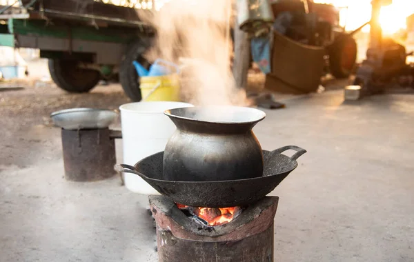 Koken met vlam in keukenfornuis. — Stockfoto