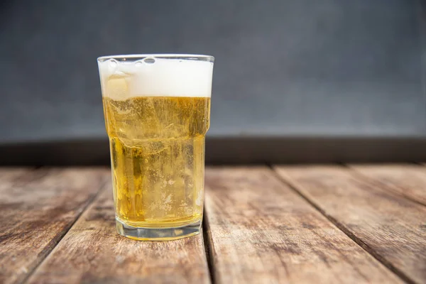 Gefüllt mit einem Bier aus der Flasche. — Stockfoto