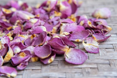 Tahta masada kurumuş gül..