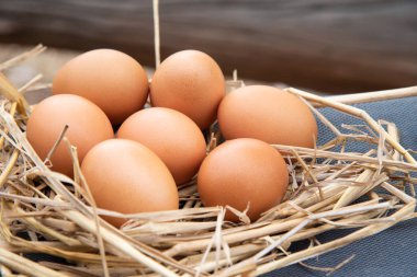 Tahta masada kahverengi yumurtalar.