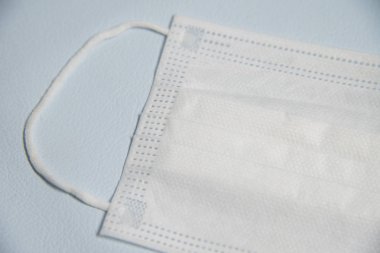 Beyaz arka planda cerrahi maske.