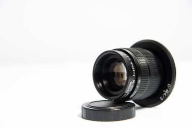 Beyaz arka planda siyah lens.