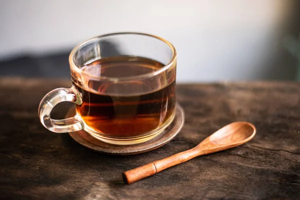 Tè in tazza con cucchiaio di legno . — Foto Stock