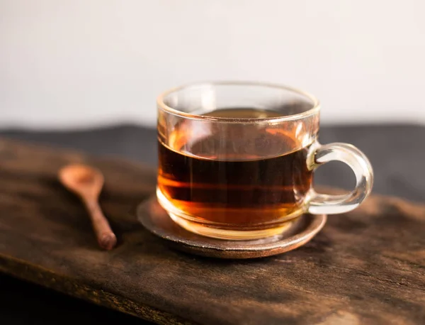 Chá quente com madeira de colher na mesa de woo . — Fotografia de Stock