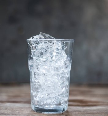 Ahşap masanın üzerinde buzlar..