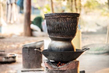 Bulanık arkaplanda pirinç pişir.