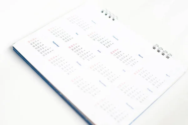Σελίδα ημερολογίου σε άσπρο φόντο. — Φωτογραφία Αρχείου