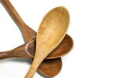 Beyaz arka planda kaşık tahtasını kapat.