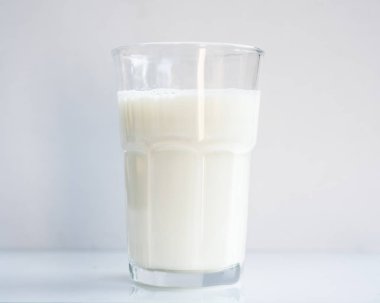 Beyaz arka plan içme konseptine bir bardak süt..