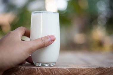 Bulanık arka plan içme konseptine bir bardak süt..