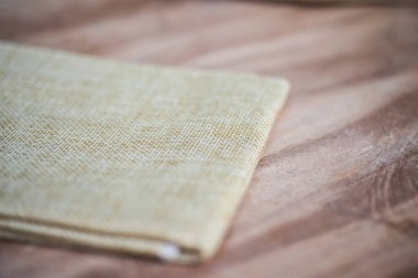 Ahşap dokudaki Vintage kumaşı kapat.