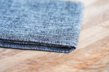 Ahşap dokudaki Vintage kumaşı kapat.