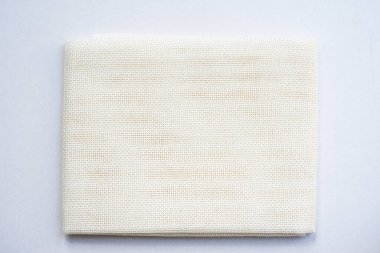 Beyaz arkaplanda eski kumaş dokusu.