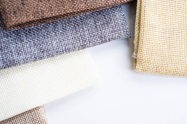 Beyaz arkaplanda eski kumaş dokusu.