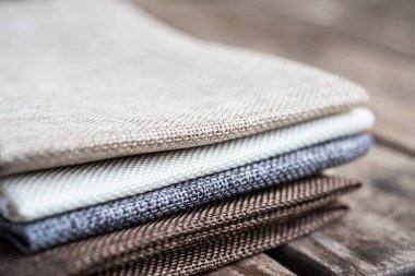 Ahşap dokudaki Vintage kumaşı kapat.