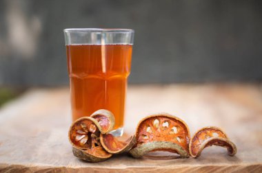 Sağlıklı konsept içerek et suyunu bardağa doldur..