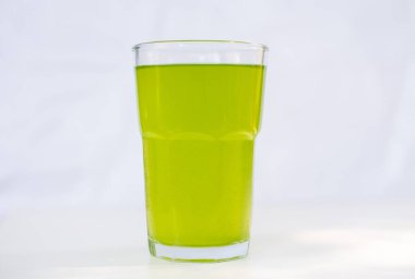 Sağlıklı içme konseptinde yeşil pandan suyunu kapat.