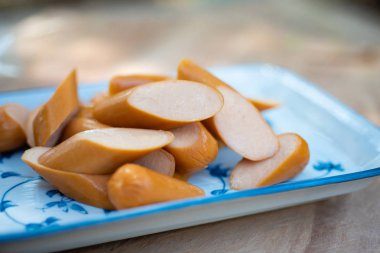Sosisi mavi tabağa koy ve fast food konseptini kapat..